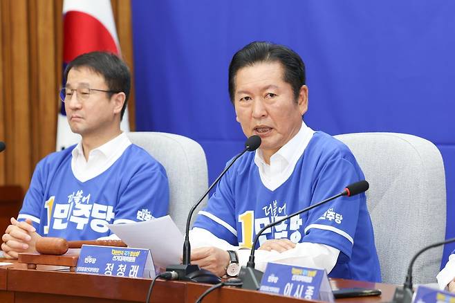 정청래(오른쪽) 더불어민주당 6·3 지방선거와 국회의원 재·보궐선거 상임총괄선거대책위원회 위원장이 10일 오전 서울 여의도 국회에서 열린 ‘대한민국 국가 정상화’ 더불어민주당 선거대책위원회 출범식에서 인사말을 하고 있다. 2026.05.10 뉴시스