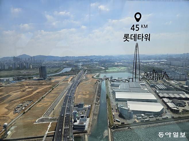 10일 오전 인천 청라하늘대교 하늘(루프톱) 전망대에서 바라본 인천 도심 전경. 인천=공승배 기자 ksb@donga.com