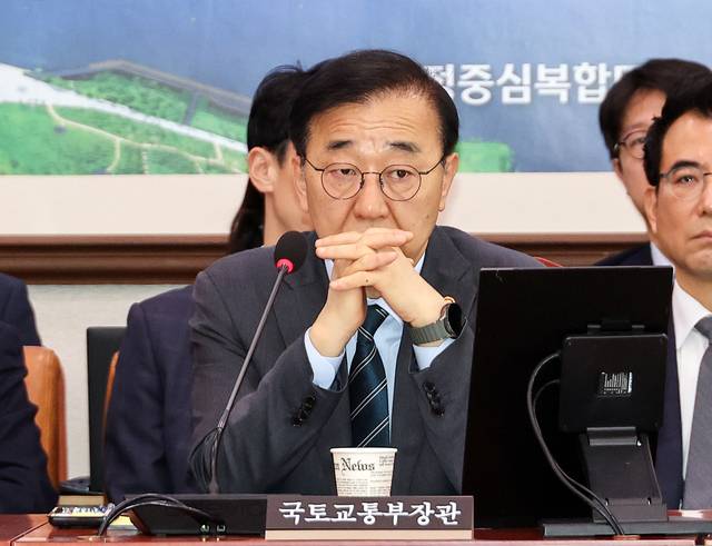 김윤덕 국토교통부 장관이 지난달 16일 국회에서 열린 국토교통위원회 전체 회의에서 잠시 생각에 잠겨 있다. [연합뉴스]