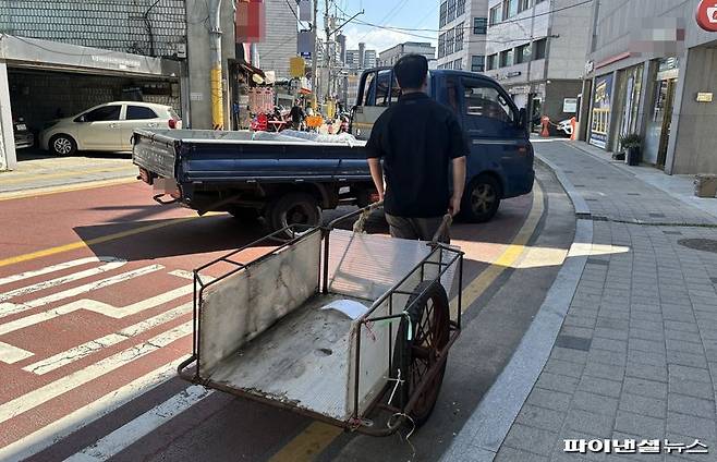 지난 4일 서울 강북구 미아 일대에서 기자가 빈 리어카를 끌고 도로변을 지나고 있다. 앞에 화물차가 주행하고 있어 리어카를 끄는 폐지 수집 노인들이 차량 사이를 지나야 하는 위험을 보여준다. 사진=한승곤 기자