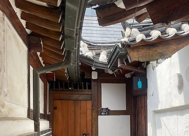 서울 종로구 소격동의 골목길 깊숙한 곳에 자리한 블루보틀 삼청한옥점은 로고가 표시된 간판이 없으면 찾아가기 어렵다. /사진=서윤경 기자