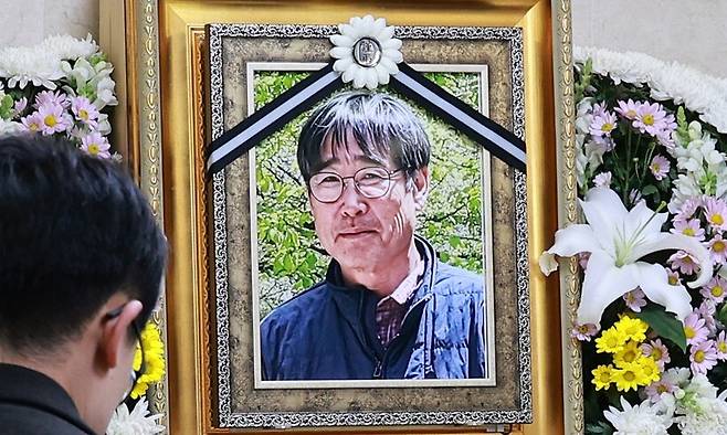 노무현 전 대통령의 차량을 21년간 운전한 수행비서 고 최영씨가 10일 오전 서울 국립중앙의료원에서 별세했다. 이날 추모객이 조문하고 있다. 정용일 선임기자 yongil@hani.co.kr