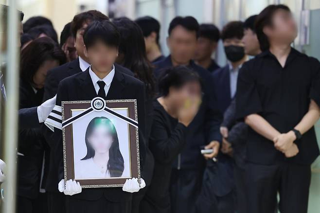 7일 광주 광산구 신가동 한 장례식장에서 장모씨가 휘두른 흉기에 찔려 숨진 여고생의 발인이 진행되고 있다. 광주=연합뉴스