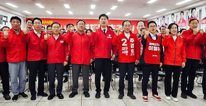 국민의힘 추경호 대구시장 후보와 이철우 경북도지사 후보 등이 10일 수성구 범어동 국민의힘 대구시당에서 선거대책위원회 발대식을 열고 있다. 뉴스1