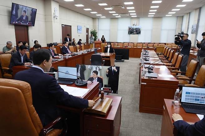 성일종 국회 국방위원장이 23일 서울 여의도 국회에서 열린 국방위원회 전체회의에서 한미 대북 정보 관련 현안보고를 주재하고 있다. 여당 및 국방부에서는 참석하지 않았다. 뉴시스