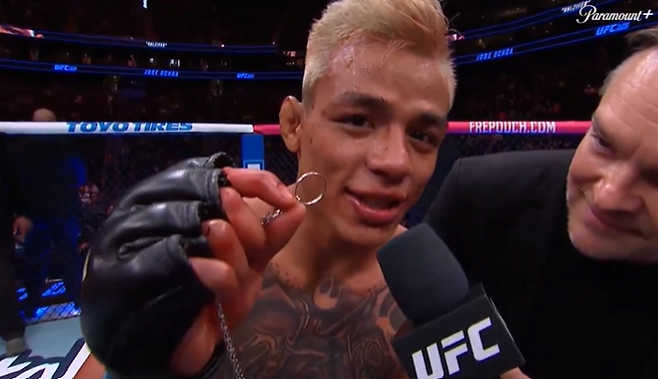 UFC 옥타곤 위에서 프러포즈한 호세 오초아. 사진=파라마운트 SNS 캡처