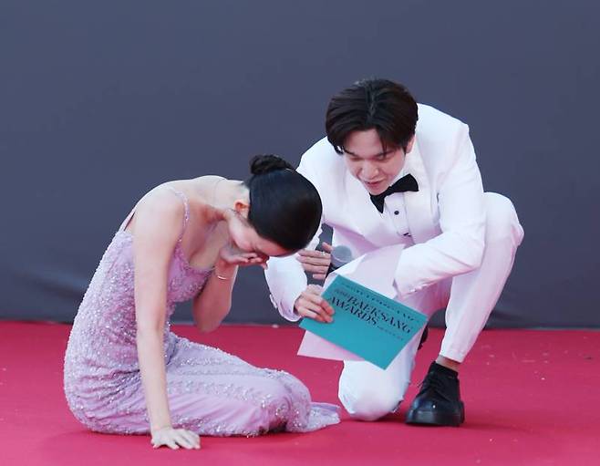 [포토] 신현빈 부축하러 온 MC 유재필. 사진 = 일간스포츠&nbsp;