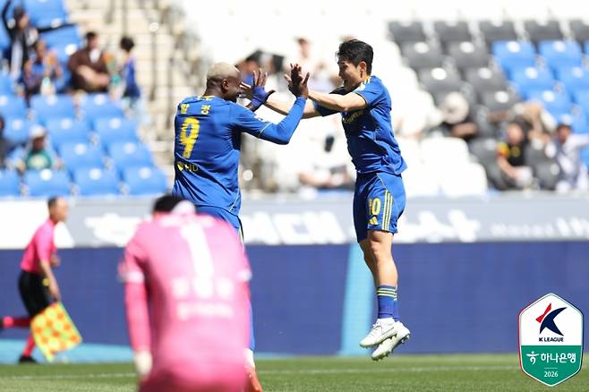 울산 말컹(왼쪽)과 이동경이 10일 울산문수축구경기장에서 열린 부천과의 하나은행 K리그1 2026 13라운드 홈경기서 선제골을 합작한 뒤 환호하고 있다. 사진=프로축구연맹