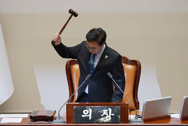 개헌안 상정하지 못하고 산회 선포하는 우원식 국회의장 (2026.5.8)