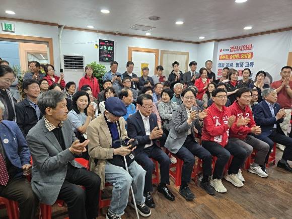 조지연 의원이 김인수 시의원 개소식에서 응원의 박수를 보내고 있다 [사진=이창재 기자]