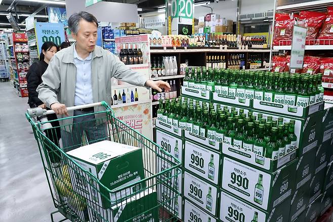 서울 송파구 가락몰 다농마트에서 열린 선양소주 ‘착한소주 990’ 전국 출시 행사에 제품들이 진열되어 있다. ‘착한소주 990’은 조웅래 회장이 직접 광고 모델로 참여해 마케팅 비용을 절감하고, 이를 가격 인하에 반영해 출시된 동네 슈퍼 전용 상품이다. 용량은 360mL, 알코올 도수 16도이며 소비자 가격은 병당 990원, 한 박스(20병) 기준 1만9800원이다. 뉴스1