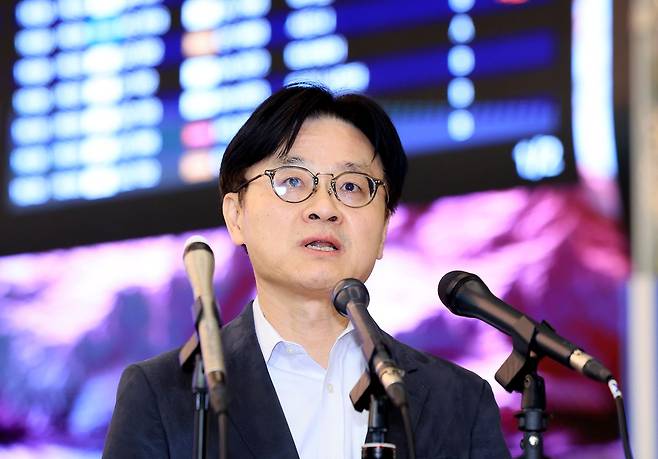 김정관 산업통상부 장관이 대미 전략적 투자 프로젝트를 비롯한 양국 산업·통상 분야 협력 강화방안 협상을 마치고 10일 인천국제공항 2터미널로 귀국해 취재진 질문에 답하고 있다. 김 장관은 "대미투자 프로젝트에 대한 논의를 정리할 필요가 있었다"고 말했다. 뉴스1