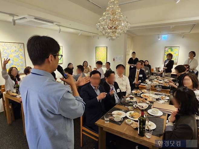 지난 1일 오후 5시 서울 강남구 삼성동의 한 양식 음식점에서 50대 이상 가입 가능한 소셜 플랫폼 '시놀'이 주최한 5060 단체 로테이션 소개팅에서 커플 게임이 진행되고 있다. 참가자들이 문제의 정답을 맞추기 위해 손을 들고 있다. /사진=박수빈 기자