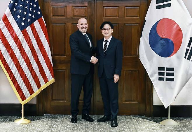 김정관 산업통상부 장관이 8일(현지시간) 미국 워싱턴 DC 상무부 회의실에서 하워드 러트닉 미국 상무부 장관과 기념 촬영하고 있다. 사진=연합뉴스