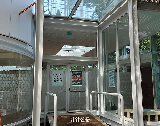 8일(현지시간) 제61회 베니스비엔날레 한국관 앞에 팔레스타인과 연대한다는 뜻의 포스터가 붙어 있다. 베네치아 | 윤승민 기자
