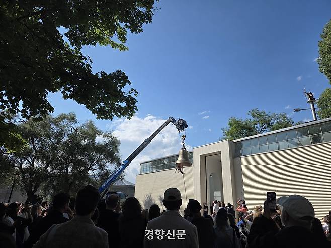 지난 7일(현지시간) 제61회 베니스비엔날레 오스트리아관 퍼포먼스 공연자가 종 안으로 들어가 움직이고 있다. 베네치아 | 윤승민 기자