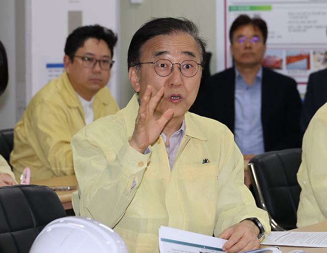 김윤덕 국토교통부 장관이 지난 4일 세종시 합강동의 한국토지주택공사(LH) 공동주택 건설현장을 방문해, 건설 자재 품질관리와 수급 상황 등을 점검하고 있다. 연합뉴스