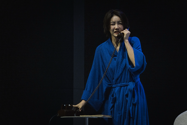 연극 <그의 어머니>의 공연 장면.  배우 진서연이 성범죄를 저지른 아들을 지키려 고군분투하는 어머니 ‘브랜다’ 역을 연기한다. 국립극단 제공