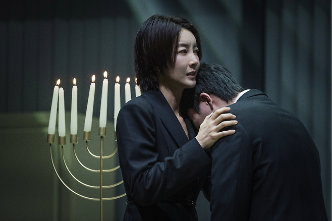 연극 <그의 어머니>의 공연 장면. 작품은 성범죄자의 가족이라는 굴레를 쓰게 된 한 가족의 벼랑 끝 일상을 비춘다. 국립극단 제공