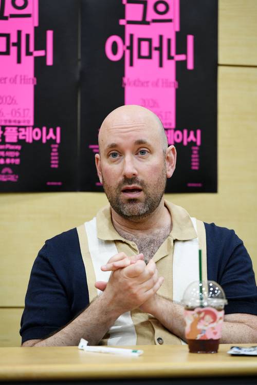연극 <그의 어머니> 원작자 에반 플레이시가 지난달 27일 서울 명동예술극장에서 열린 라운드 인터뷰에서 기자들의 질문에 답하고 있다. 국립극단 제공