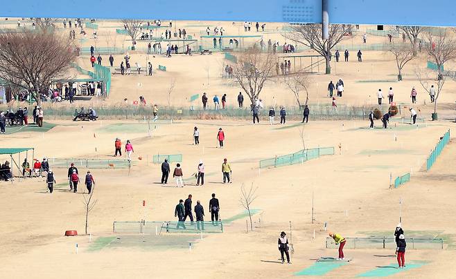 Citizens enjoy park golf at the course in Daejeo Ecological Park in Gangseo District, Busan, on Feb. 20 as mild weather continued. [NEWS1]