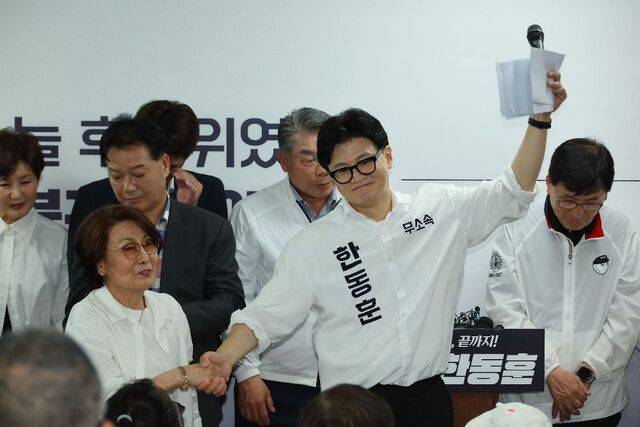 한동훈(가운데) 부산 북갑 국회의원 보궐선거 무소속 후보가 10일 구포시장 인근 선거사무소에서 개소식에 초청한 북구 주민들을 직접 소개하고 있다. 연합뉴스