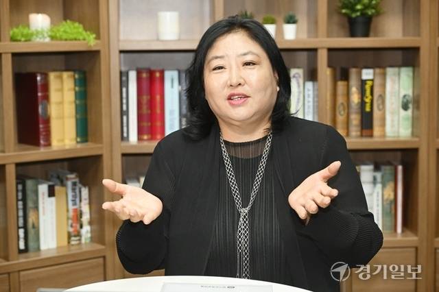 이윤진 경기도육상연맹회장이 경기일보와의 인터뷰에서 현장 중심의 리더십 등을 밝히고 있다. 조주현기자