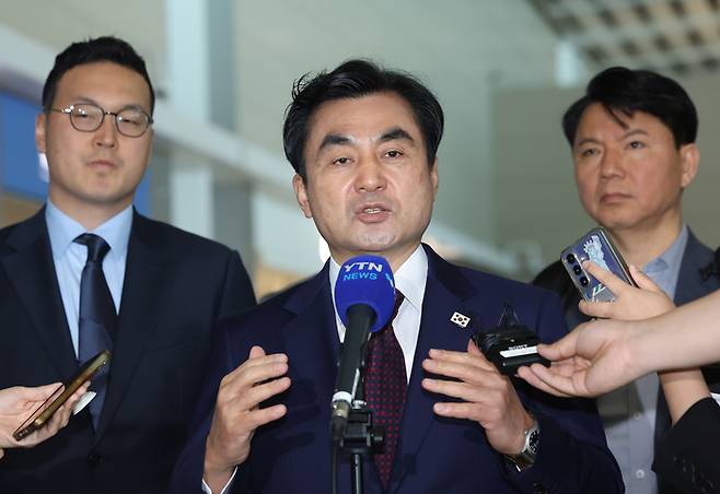 미국을 방문하는 안규백 국방부 장관이 10일 인천국제공항 제2터미널에서 취재진 질문에 답하고 있다. [연합뉴스]