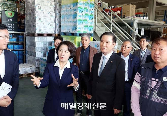 추미애 더불어민주당 경기도지사 후보가 지난 8일 수원시 권선구 경기남부수퍼마켓협동조합을 방문해 현장을 시찰하고 있다. [김재훈 기자]