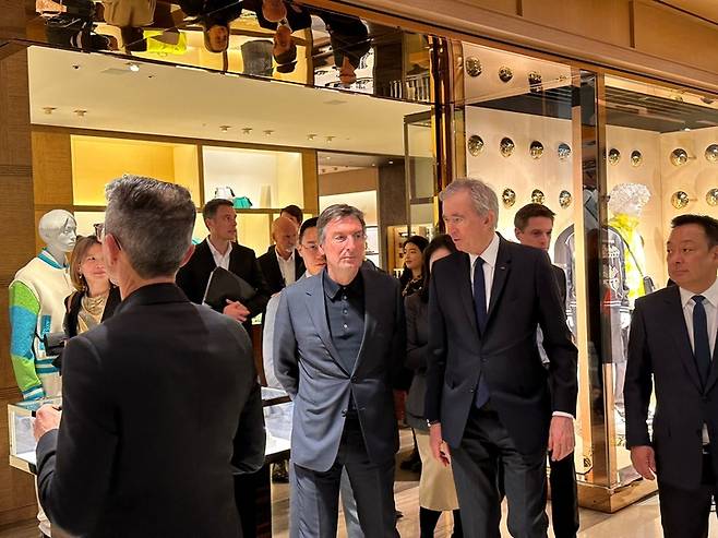 세계 최대 명품그룹 루이비통모에헤네시(LVMH) 수장 베르나르 아르노 총괄회장(사진 오른쪽 두번째)이 지난 2023년 방한 시 신세계 강남점을 방문한 모습. /사진제공=뉴시스
