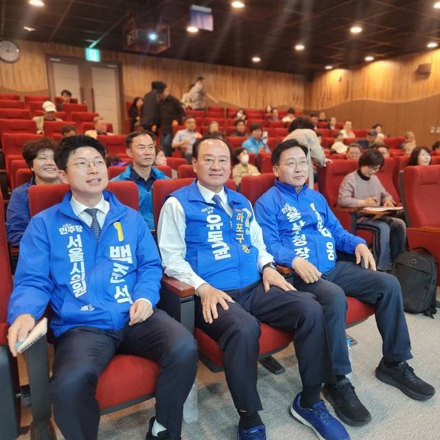 강태웅(오른쪽 첫번째) 더불어민주당 용산구청장 후보가 ‘효창공원 재단장 주민설명회’에 참석해 주민들과 대화를 나누고 있다. 강태웅 용산구청장 후보 캠프 제공