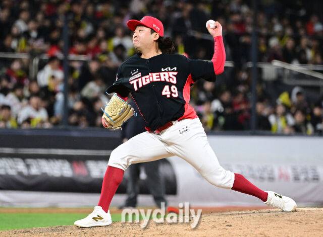 2026년 4월 22일 오후 경기도 수원KT위즈파크에서 열린 '2026 신한 SOL KBO리그' KIA 타이거즈와 KT 위즈의 경기. KIA 김범수가 7회말 구원등판해 역투하고 있다./마이데일리