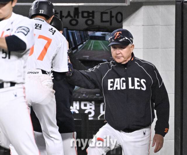 14일 오후 대전 한화생명볼파크에서 진행된 '2026 프로야구 KBO리그' 한화이글스와 삼성 라이온즈의 경기. 한화 김경문 감독이 3회말 2사 1루서 페라자의 적시타때 홈을 밟은 이원석과 환호하고 있다./마이데일리