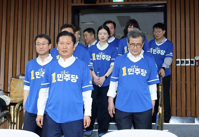 정청래 더불어민주당 대표가 선대위원장들과 함께 10일 국회에서 열린 민주당 대한민국 국가 정상화 선거대책위원회 출범식에 입장하고 있다. [연합]