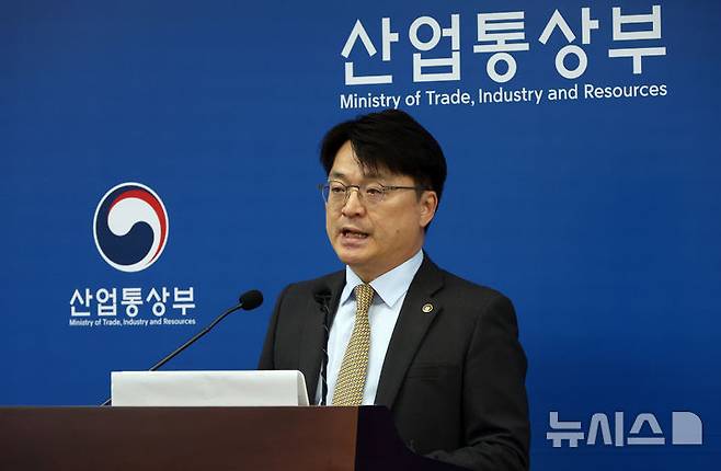 [세종=뉴시스] 강종민 기자 = 문신학 산업통상부 차관이 7일 세종시 정부세종청사에서 8일 0시부터 2주간 적용될 5차 석유 최고가격을 동결한다고 발표하고 있다. 2026.05.07. ppkjm@newsis.com