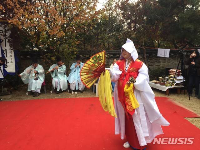 [서울=뉴시스] 행당동 아기씨당 굿 발표회 (사진=성동구 제공) 2018.11.09.
