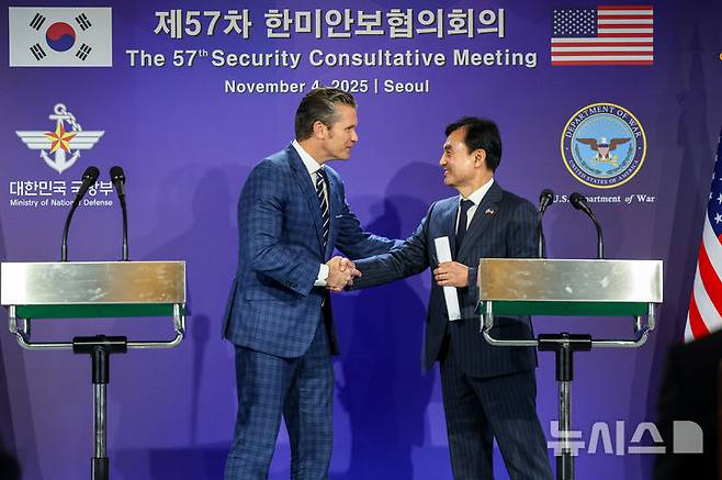[서울=뉴시스] 사진공동취재단 = 안규백 국방부 장관과 피트 헤그세스 미국 국방부 장관이 4일 오후 서울 용산구 국방부 청사에서 제57차 한미안보협의회의(SCM) 이후 열린 공동기자회견에서 악수하고 있다. 2025.11.04. photo@newsis.com