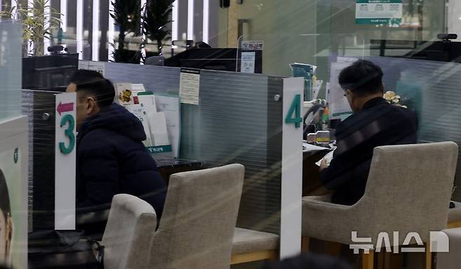[서울=뉴시스] 김혜진 기자 = 주요 시중은행 신용대출 금리 하단이 4%를 넘어섰다. 18일 금융권에 따르면 KB국민·신한·하나·우리 등 4대 은행의 신용대출 금리는 13일 기준 연 4.01~5.38%로 집계됐다. 이들 은행의 신용대출 금리 하단이 4%를 웃돈 것은 약 1년 2개월 만이다. 그동안 금리 하단은 지난 2024년 12월 이후 3%대를 유지해 왔다. 올해 들어 대출금리는 상승세를 이어가고 있다. 사진은 19일 서울 시내 은행 대출 창구. 2026.02.19. jini@newsis.com