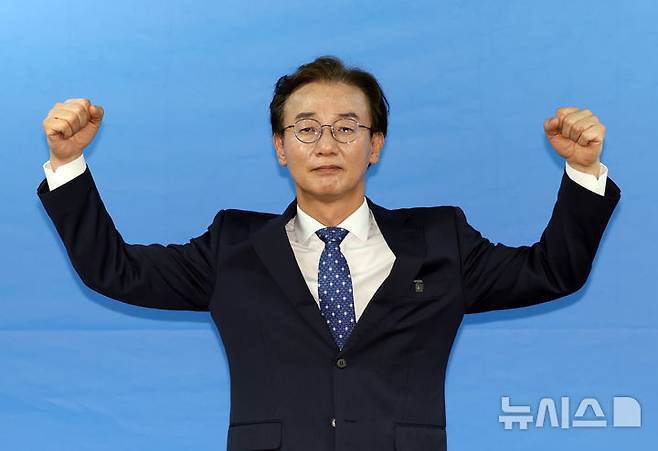 [부산=뉴시스] 하경민 기자 = 전재수 더불어민주당 부산시장 후보가 9일 부산 부산진구의 한 건물에서 열린 선거사무소 개소식에 참석, 지지자들에게 인사하고 있다. 2026.05.09. yulnetphoto@newsis.com