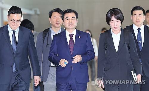 출국하는 안규백 국방부 장관 (영종도=연합뉴스) 이진욱 기자 = 미국을 방문하는 안규백 국방부 장관이 10일 인천국제공항 제2터미널 출국장으로 이동하고 있다. 2026.5.10 cityboy@yna.co.kr