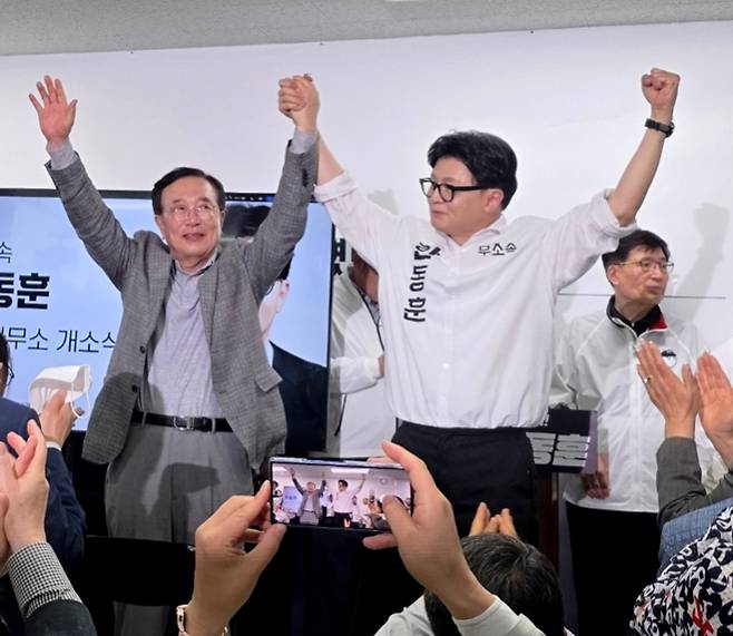 무소속 한동훈 부산 북갑 국회의원 보궐선거 후보가 10일 부산 북구에서 열린 선거사무소 개소식에서 서병수 전 의원과 손을 맞잡고 있다. 서 전 의원은 최근 국민의힘을 탈당하고 한 후보 캠프 명예선대위원장에 합류했다. 연합뉴스