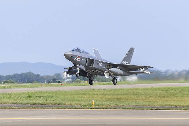 KF-21 전투기가 활주로에서 이륙하고 있다. 세계일보 자료사진