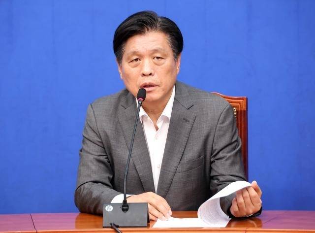 조승래 민주당 총괄선대본부장이 10일 오후 국회에서 열린 6.4 지방선거 관련 주재 기자간담회에서 발언하고 있다. 연합뉴스