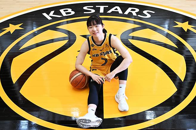 올 시즌 WKBL 챔피언결정전 MVP를 수상한 청주 KB 허예은이 코트에 앉아 포즈를 취하고 있다. 성형주 기자