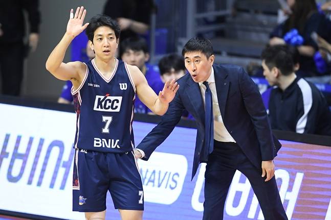 이상민(오른쪽) 부산KCC 감독이 9일 부산 사직실내체육관에서 열린 2025~2026 LG전자 프로농구 챔피언결정전 3차전 경기 중 허훈을 독려하고 있다. /사진=KBL 제공