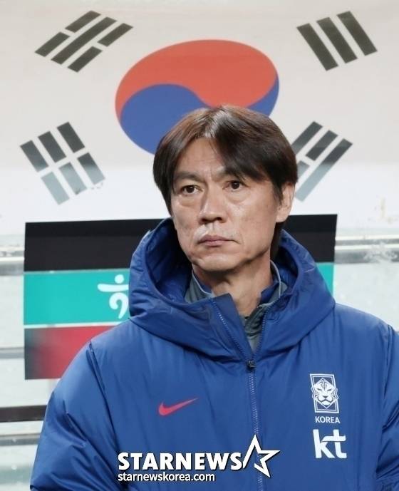 홍명보 감독이 그라운드를 응시하고 있다. /사진=김진경 대기자