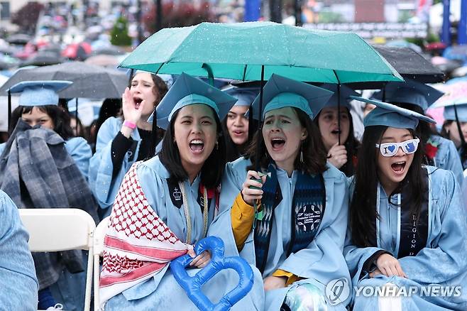 작년 5월 21일(현지시간) 열린 미 컬럼비아대 졸업식에서 총장 연설에 야유하는 학생들.  [EPA=연합뉴스 자료사진. 재판매 및 DB 금지]