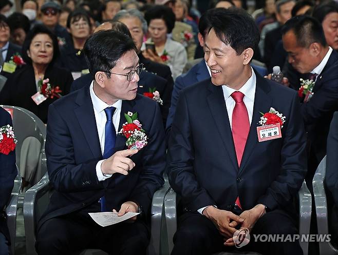 어버이날 행사에서 만난 정원오-오세훈 후보 [연합뉴스 자료사진] 더불어민주당 정원오 서울시장 후보와 국민의힘 오세훈 서울시장 후보가 지난 6일 서울 중구 장충체육관에서 열린 대한노인회 서울시연합회 제54회 어버이날 기념행사에서 대화하고 있다. 2026.5.6 photo@yna.co.kr