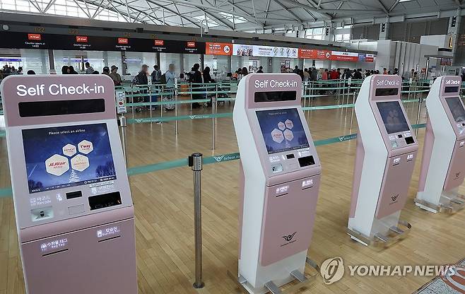 중동발 위기에 유류할증료 최대 3배 이상 올라 (영종도=연합뉴스) 김주형 기자 = 중동 전쟁발 대외환경 악화에 국내 최대 항공사인 대한항공과 계열 저비용항공사(LCC)인 진에어, 에어부산, 에어서울 등이 전사 비상경영 체제에 돌입 했다. 1일 인천국제공항 저비용항공사의 카운터가 평소보다 한가하다. 
    국제유가가 치솟으면서 이번 달 발권하는 항공권에 부과되는 유류할증료도 전달과 비교해 일제히 최대 3배 이상 뛰어올랐다. 2026.4.1 kjhpress@yna.co.kr