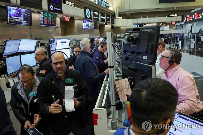 뉴욕증권거래소(NYSE)의 트레이더들 [로이터 연합뉴스 자료사진. 재판매 및 DB 금지]